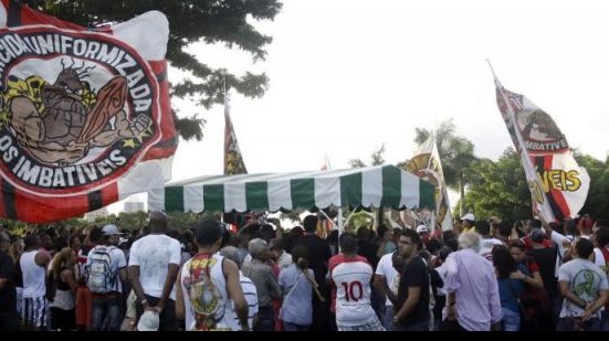 Imagem Emoção: puxador da TUI é sepultado com homenagens da torcida