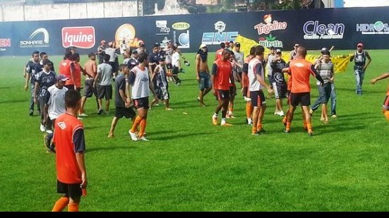Imagem Torcida oganizada do Remo invade treino e agride jogadores