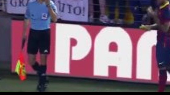 Imagem  Daniel Alves reage a racismo comendo banana atirada por torcida do Villareal
