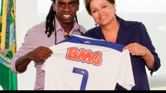 Imagem Dilma elogia atitude de Daniel Alves: “nada nos difere”