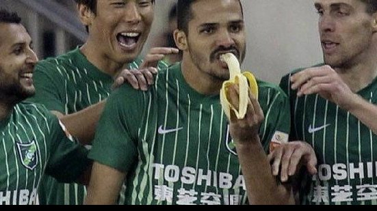 Imagem Jogador revelado no Bahia marca gols na China e come banana