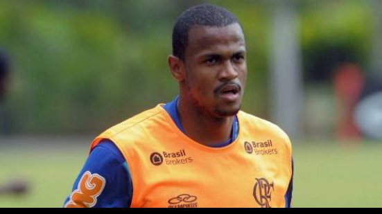Imagem Vitória negocia contratação de volante Aírton