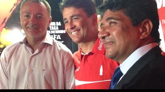 Imagem Ao lado de ex-craques, presidente da FBF recepciona taça da Copa