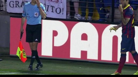 Imagem Racista que jogou banana em Daniel Alves recebe apoio na Espanha