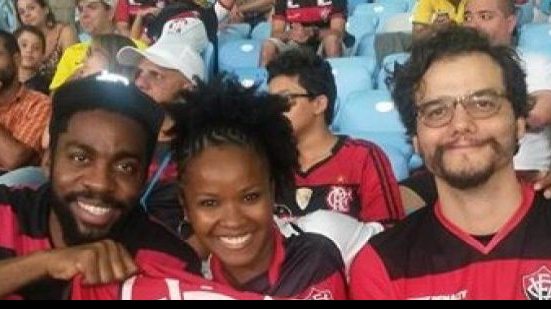 Imagem Lázaro Ramos e Wagner Moura assistem triunfo do Vitória no Maracanã