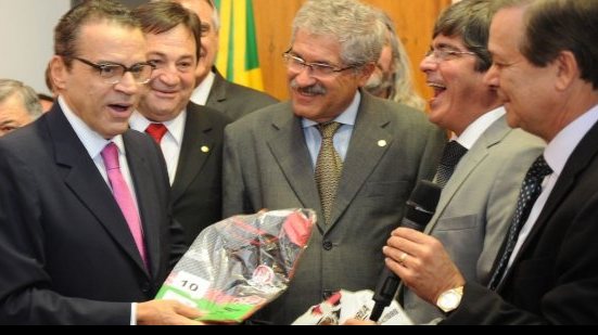 Imagem Vitória homenageia presidente da Câmara dos deputados