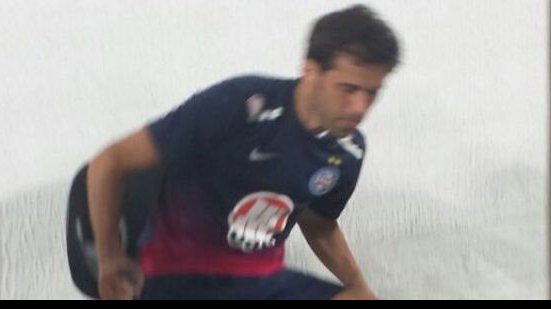Imagem Lincoln torce o joelho, deixa o campo chorando e deve ficar fora do BAVI