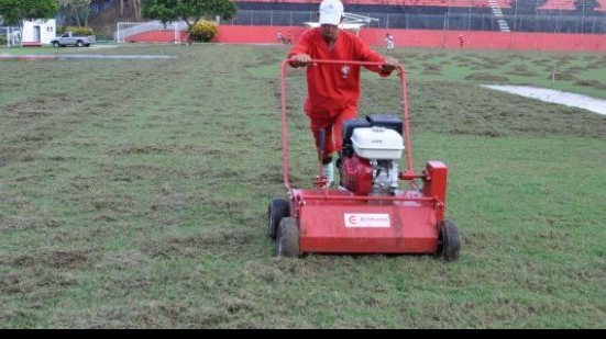 Imagem Novo gramado do Barradão já recebe cortes. Veja imagens