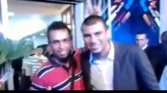 Imagem Vídeo: durante pose para foto, torcedor tira sarro de Neto Baiano 