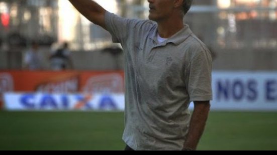 Imagem Carlos Amadeu é confirmado como técnico interino do Vitória