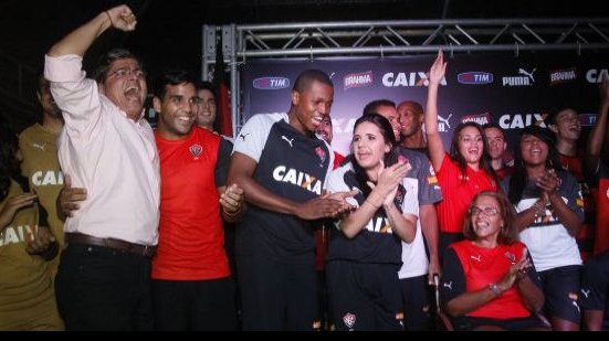 Imagem  Vitória lança selo, uniforme e homenageia conselheiros