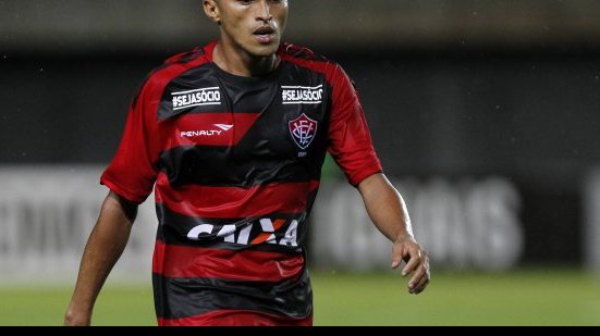 Imagem Nino pede confiança em Amadeu: “tem total apoio do elenco”