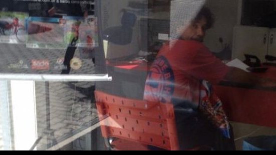 Imagem Fanático pelo Bahia, Binha é flagrado dentro de loja de sócios do Vitória