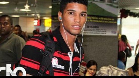 Imagem Alan Pinheiro comemora jogo com companheiros da base