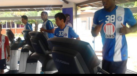 Imagem Com partida adiada, Bahia treina na academia do Fazendão
