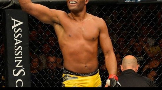 Imagem Vídeo: Anderson Silva já treina chutes com a perna esquerda