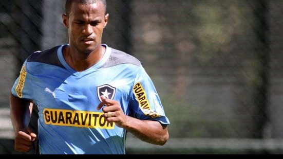 Imagem Airton chega ao Vitória após a Copa do Mundo
