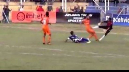 Imagem Vídeo: jogador morre após se chocar com goleiro