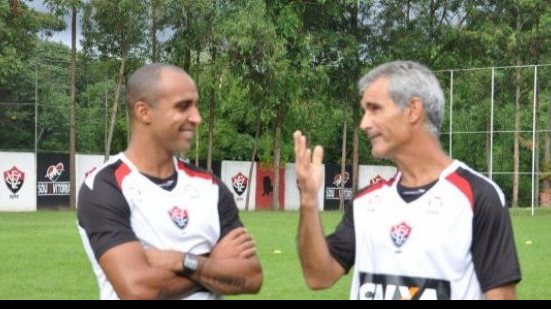 Imagem Sem treinador, Deivid reforça comissão técnica do Vitória