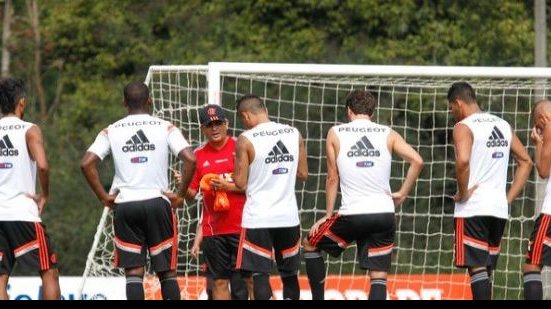 Imagem   Ney Franco volta atrás e coloca dois volantes para enfrentar o Bahia 