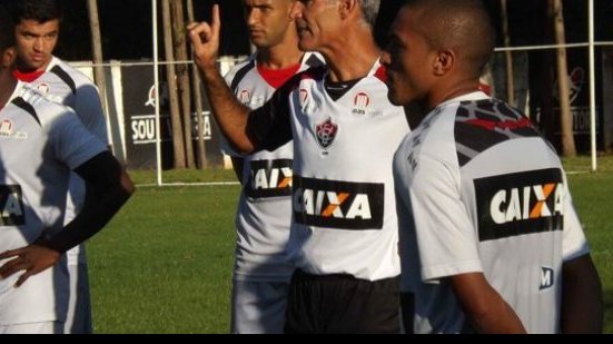 Imagem Com Tarracha, Léo Costa e Souza, Amadeu escala time em treino