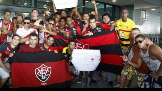 Imagem Rubro-negros protestam no aeroporto e são driblados pelos jogadores no embarque