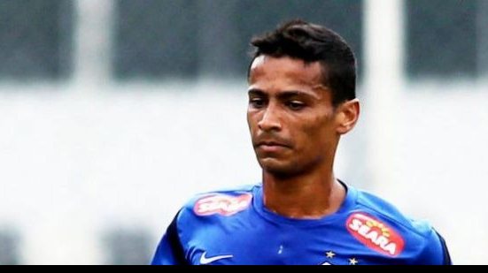 Imagem Meia ex-Bahia pede para não jogar e está de saída do Santos