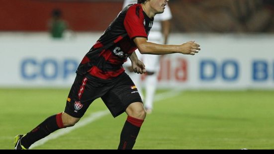 Imagem Cáceres quer reconquistar vaga no time titular do Vitória