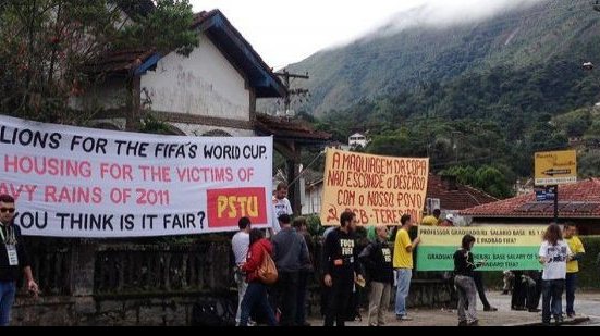 Imagem Sob protesto, seleção brasileira chega a Granja Comary