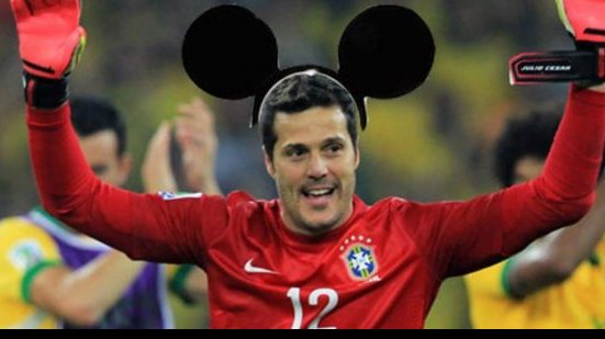 Imagem Goleiro nos EUA, Júlio César dispensa jogar com Mickey e Donald