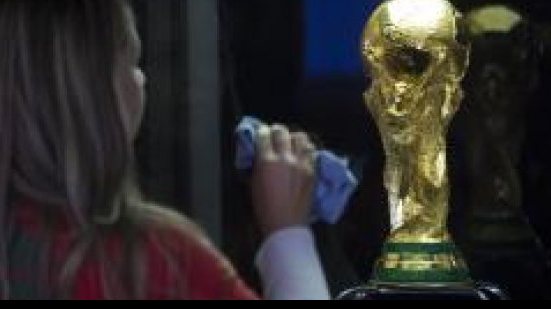 Imagem Exposição da taça da Copa é reaberta depois de suspensão por causa de protesto