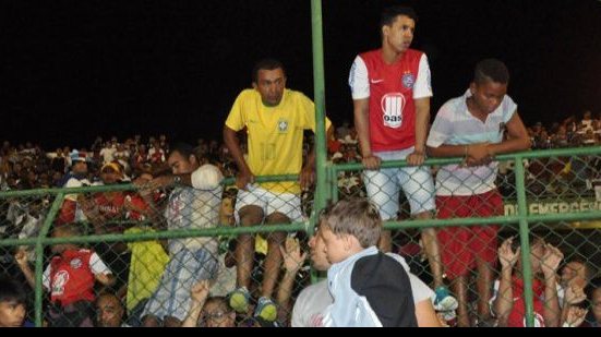 Imagem Fotos: confira registros da confusão no jogo em Feira de Santana