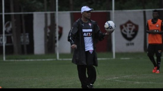 Imagem Jorginho faz testes no Vitória, mas time deve ter apenas uma mudança