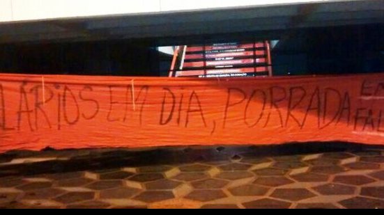 Imagem Flamenguistas protestam em tom de ameaça na sede do clube