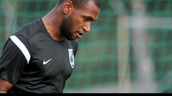 Imagem Zagueiro deixa clube português e pode acertar com o Vitória