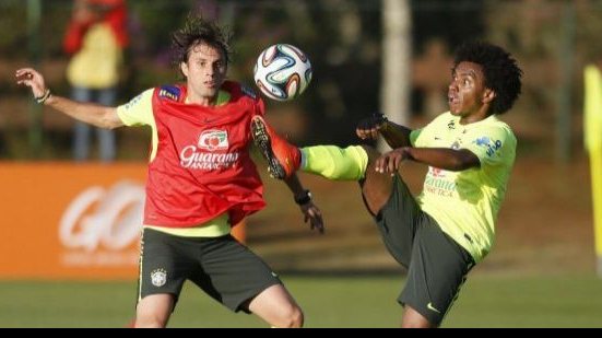 Imagem Sem Oscar, Felipão testa William no time titular do Brasil