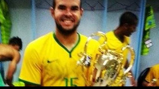 Imagem Jovem do Vitória comemora título com a Seleção Brasileira