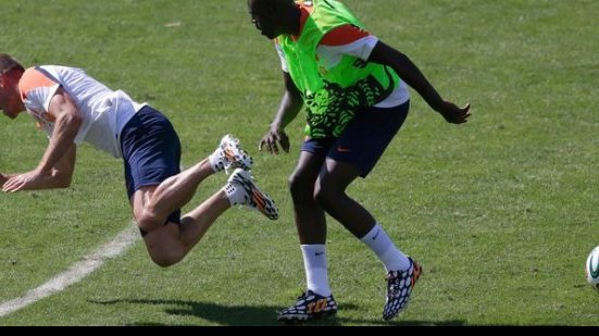 Imagem Clima esquenta em treino da Holanda e craque briga com zagueiro