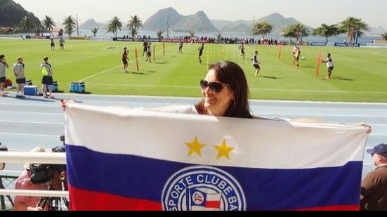 Imagem Meia atrasa treino inglês que tem presença de torcedora do Bahia