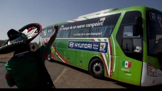 Imagem Copa: ônibus do México quebra e delegação vai à treino de táxi