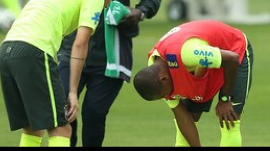 Imagem Neymar torce tornozelo e dá susto em treino