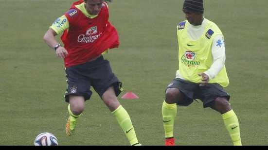 Imagem Felipão comanda coletivo e define time para estreia na Copa