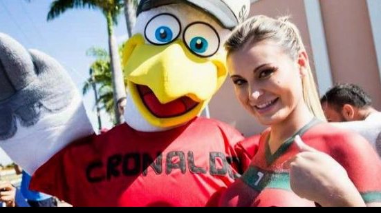 Imagem Com seios de fora, Urach espera Cristiano Ronaldo em hotel de Campinas