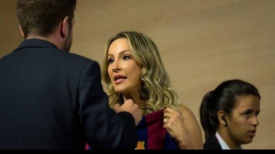 Imagem  Claudia Leitte tenta posar com camisa do Barcelona e é repreendida pela Fifa