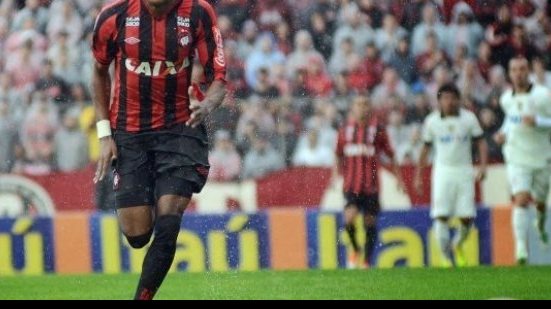 Imagem Atacante que decepcionou no Vitória está na mira do Corinthians