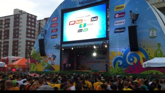 Imagem Fan Fest: torcida se aglomera no Farol e lota bares na Barra