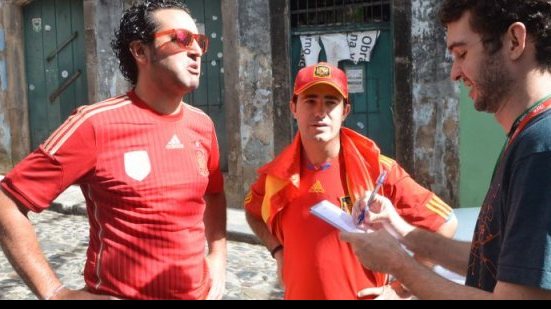 Imagem Em festa no Pelô, holandeses e espanhóis arriscam palpites do jogo
