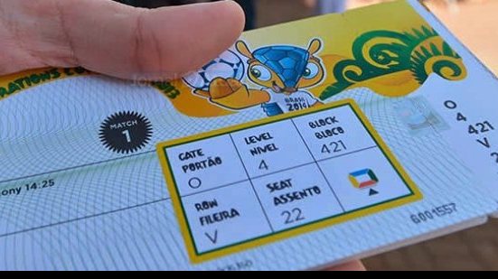 Imagem Com ingressos falsos, torcedores são retirados do jogo de estreia do Brasil