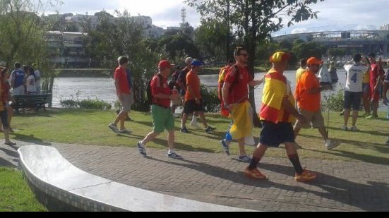 Imagem Torcidas de Bahia e Vitória se juntam a europeus para ver Espanha x Holanda