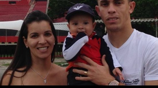 Imagem Zagueiro visita o Vitória na reapresentação do elenco